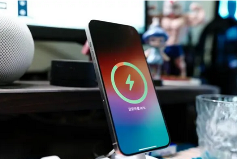 铁西苹果15换屏服务分享用什么充电器给iPhone15充电更好 